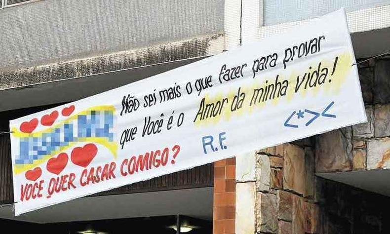 Frequentes em BH, faixas com mensagens não institucionais são proibidas, mesmo nas áreas internas de imóveis, visíveis por quem passa na rua(foto: Gladyston rodrigues/EM/D.a Press- 3/6/14) Frequentes em BH, faixas com mensagens não institucionais são proibidas, mesmo nas áreas internas de imóveis, visíveis por quem passa na rua