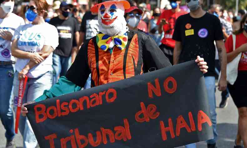Na capital federal, pedidos para Bolsonaro ser responsabilizado por possíveis crimes durante a pandemia(foto: AFP / EVARISTO SA)