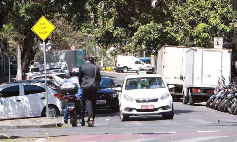 Abusos por toda parte: sem capacete, condutores se aventuram no asfalto, dividindo espao com carros, motos e pedestres, at na contramo(foto: Edsio Ferreira/EM/DA Press)