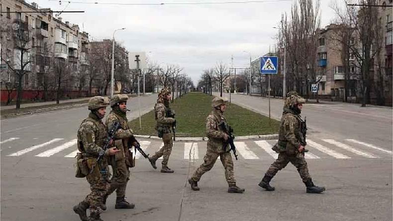 Forças militares ucranianas caminham na pequena cidade de Severodonetsk, onde Patil vive(foto: Getty Images) Militares das Forças Militares Ucranianas caminham na pequena cidade de Severodonetsk, Lugansk Oblast, em 27 de fevereiro de 2022