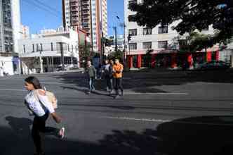 Na esquina da Avenida do Contorno com Rua da Bahia, pedestres atravessam em local onde no tem faixa e ignoram as indicaes.(foto: Leandro Couri/EM/D.A Press)