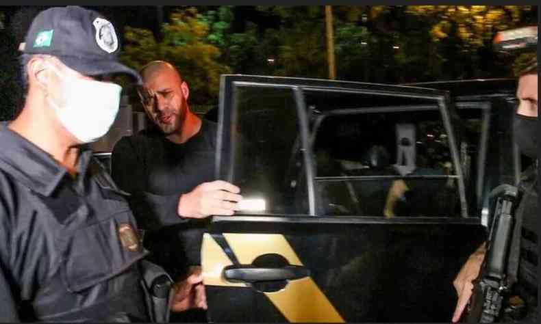 Na foto, momento em que deputado Daniel Silveira  preso e briga com policial ao se recusar a colocar mscara no IML(foto: Redes Sociais/Reproduo)