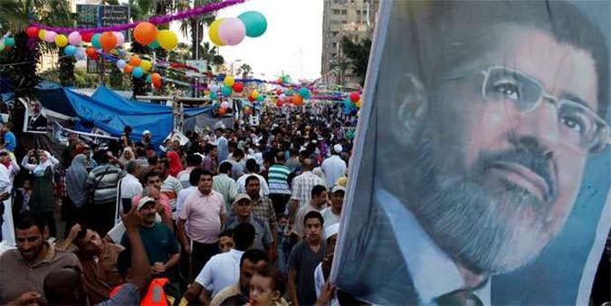 Manifestantes pedem o retorno do presidente deposto em um golpe militar (foto: REUTERS/Asmaa Waguih) Manifestantes pedem o retorno do presidente deposto em um golpe militar (foto: REUTERS/Asmaa Waguih)