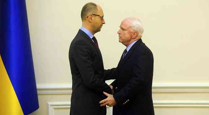 Senador John McCain (direita)  recebido em Kiev pelo primeiro ministro interino ucraniano Arseni Yatsenyuk(foto: UKRAINIAN PRIME MINISTER PRESS SERVICE/AFP)