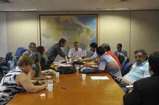 O secretrio de Relaes do Trabalho do MPOG, Srgio Mendona, em reunio com trabalhadores de Cincia e Tecnologia, para discutir aumentos salariais (foto: Antnio Cruz/ABr)
