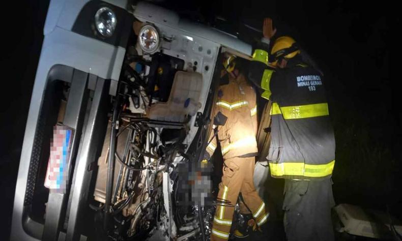 Imagem 'borrada' mostra momento em que homens da equipe de resgate retiram o motorista das ferragens