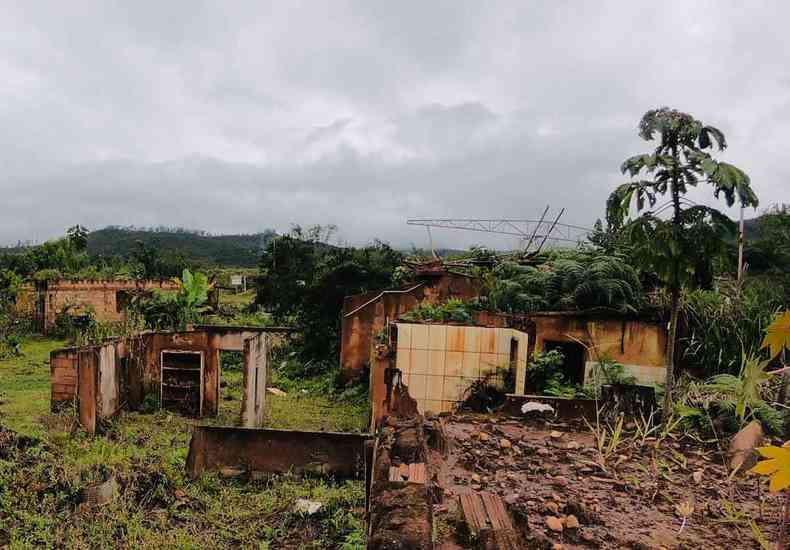 Runas do distrito de Bento Rodrigues, devastado pelo mar de lama que vazou da Barragem do Fundo, em 5 de novembro de 2015