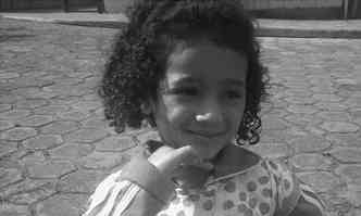Emanuelly Fernandes, de 5 anos, que também perdeu a vida do desastre, se preparava para encenar a peça 'O casamento da dona Baratinha'(foto: Facebook/Reprodução)