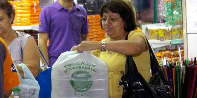 Eficcia das embalagens tidas como ecolgicas, usadas por consumidores como Maria Aparecida Costa,  questionada em pesquisas cientficas(foto: Juarez Rodrigues/EM/D.A Press)