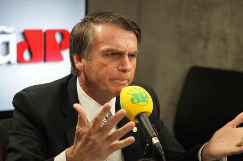 Bolsonaro e o microfone da Jovem Pan