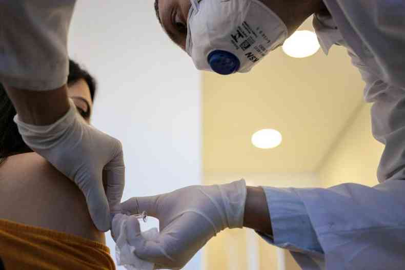 Voluntrio recebe vacina na fase de testes em So Paulo, que segue como o epicentro da doena no Brasil, com 21.606 bitos e 483.982 casos(foto: Governo de So Paulo/AFP)