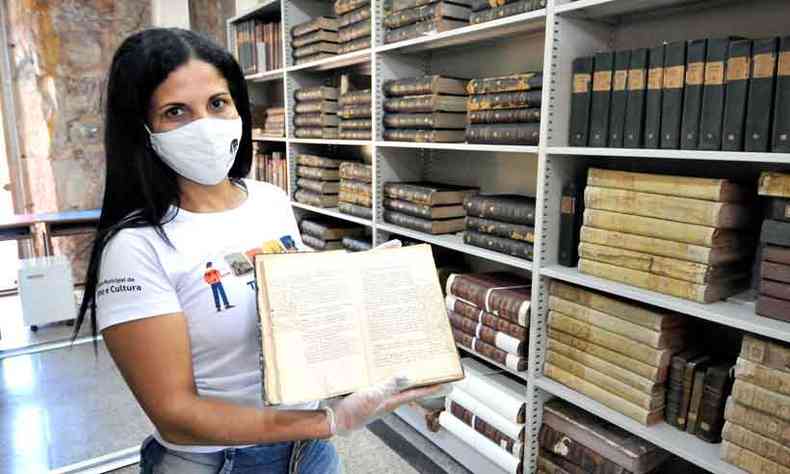 Bibliotecria Kely da Silva exibe livro em que esto grafadas observaes do visitante(foto: Gladyston Rodrigues/EM/D.A Press)