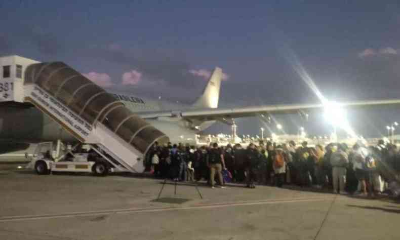 muitas pessoas entrando em avio