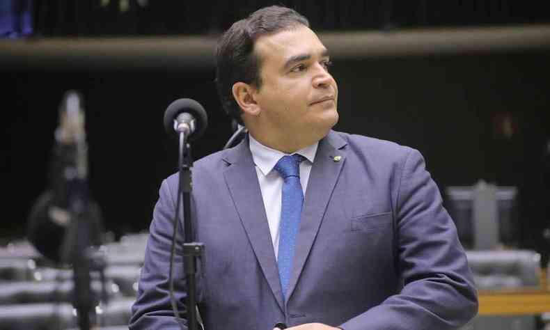 O deputado federal Marcelo Freitas de terno cinza, diante do microfone, no plenrio da Cmara
