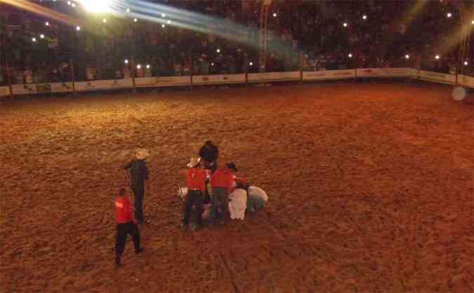 Peão fica ferido após ser pisoteado por touro no rodeio de Barretos