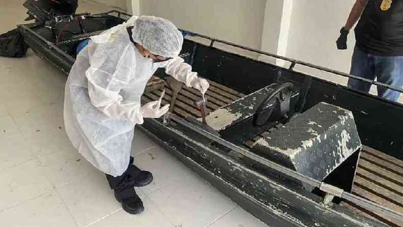 Peritos forenses examinaram um barco com vestgios de sangue no Vale do Javari em 9 de junho
