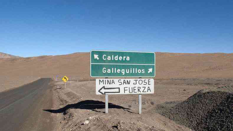 Mensagem de apoio aos mineiros soterrados prximo  mina San Jos(foto: Mariana Eliano/Getty Images)