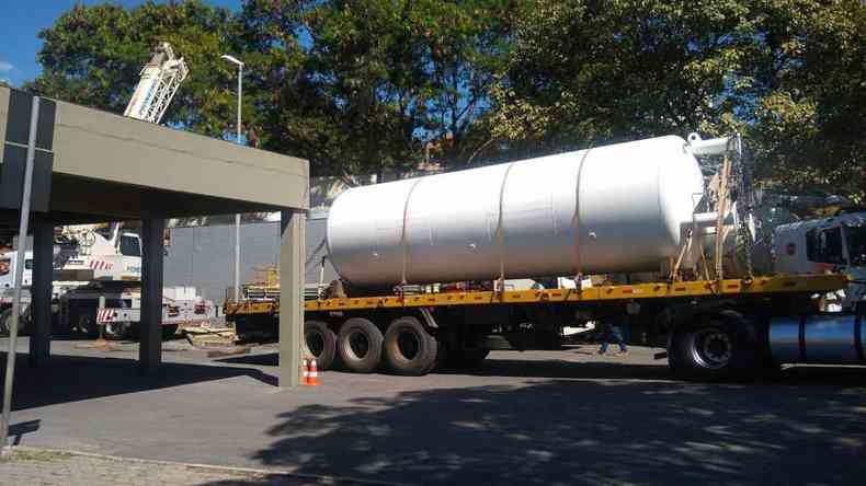 Troca do tanque de armazenamento de oxignio do Hospital Regional e Cecovid-4 vai diminuir a necessidade de reabastecimento(foto: Prefeitura de Betim/Divulgao)