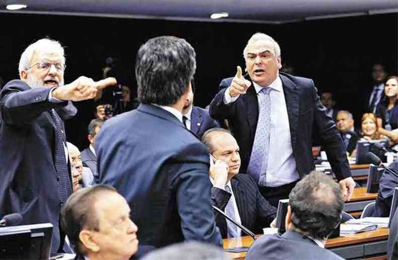 Num dos momentos tensos da sesso, Ivan Valente (E) Jlio Delgado (D) batem boca com aliados de Eduardo Cunha (foto: Lcio Bernardo Jr./Cmara dos Deputados)