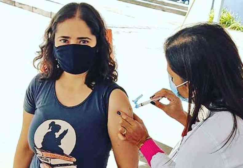 A professora Otávia Núbia está entre as vacinadas em Divinópolis(foto: Arquivo pessoal)