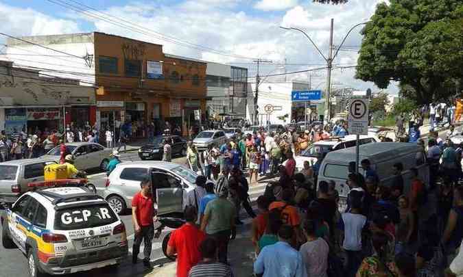 Populao local acompanhou o desdobramento da ocorrncia na Rua Padre Pedro Pinto (foto: Polcia Militar/Divulgao)