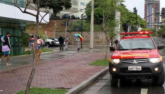 De acordo com o Corpo de Bombeiros, a vtima caiu no fosso do elevador por volta das 12h(foto: Angelo Pettinati/Esp. EM/D.A Press)