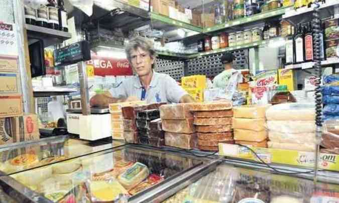Corte de despesas com energia e ateno especial aos desejos da clientela ajudam Edson de Arajo a manter queijaria(foto: Jair Amaral/EM/D.A Press )