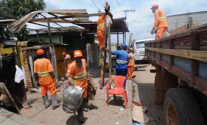 Agentes da prefeitura recolher lixo e madeira na regio da cracolndia em Betim (foto: Paulo Filgueiras/EM DA Press)