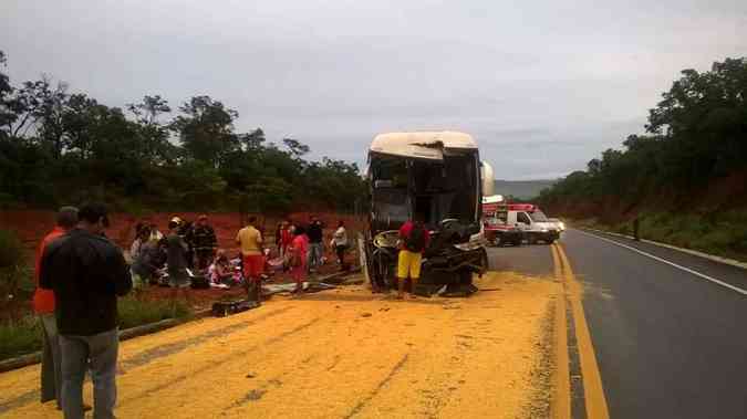 nibus bateu na traseira de uma carreta nesta sexta-feira na BR-265, em Montes Claros, Norte de Minas Gerais. Oito pessoas ficaram feridasCorpo de Bombeiros/Divulgao