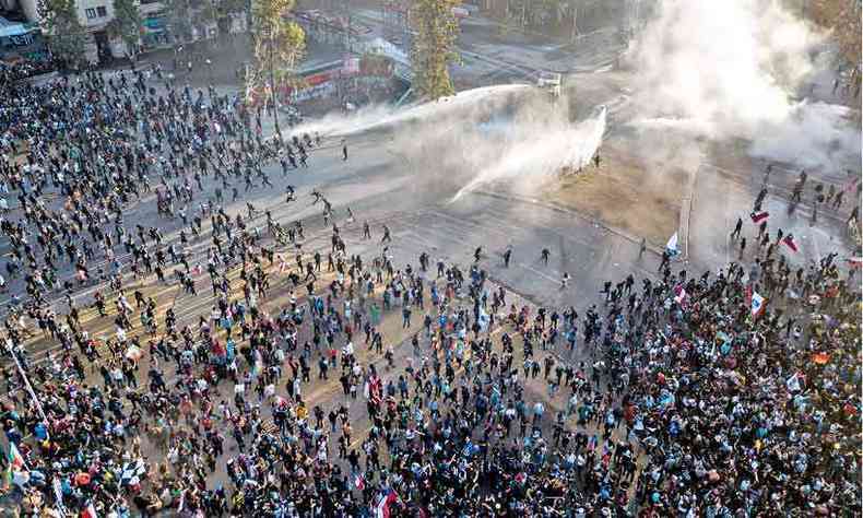 A polcia chilena tem reprimido o levante nas ruas com violncia, o que deixou 23 mortos em duas semanas(foto: Javier Torres/AFP)
