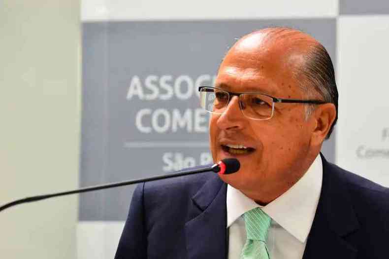 Alckmin fala no microfone 