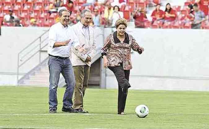 A presidente Dilma d o pontap inaugural da Arena Pernambuco (foto: Paulo Paiva/CB/D.A Press)