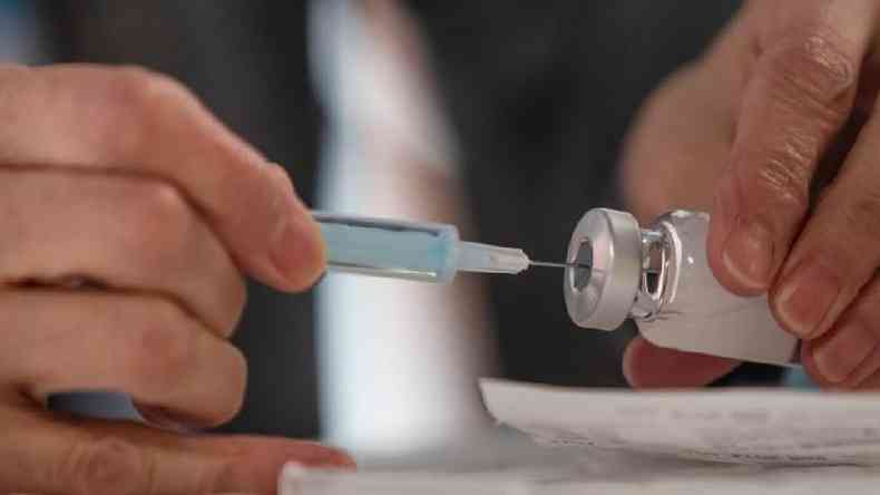 Ministrio da Sade recomenda que as pessoas tomem a segunda dose de vacina contra a covid mesmo que esteja fora do prazo recomendado pelo laboratrio(foto: Getty Images)