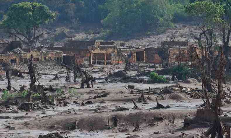 Cenrio de devastao em que ficou Bento Rodrigues, aps rompimento de barragens(foto: Juarez Rodrigues/EM/D.A Press)