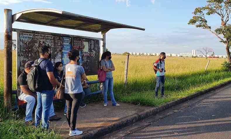 Passageiros esperam nibus na avenida Nicomedes Alves(foto: Vincius Lemos)