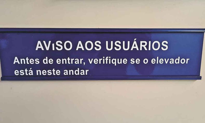 Placa, já corrigida, eliminou cinco erros de português(foto: Reprodução) Placa de alerta a usuários de elevadores do Banco de Brasília