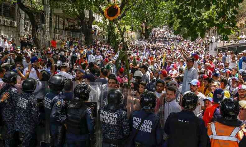 A polcia de choque bloqueia uma manifestao de simpatizantes do lder da oposio venezuelana Juan Guaido em Caracas nesse sbado(foto: AFP / Cristian Hernandez )