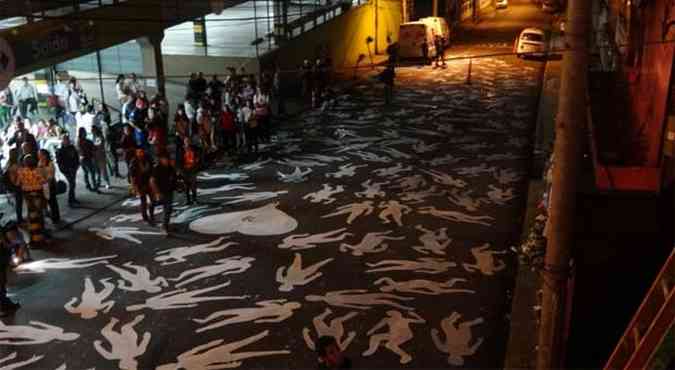 Corpos foram desenhados em frente ao local onde funcionava a boate Kiss(foto: Divulgao/www.sedufsm.org.br)