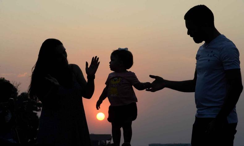 Famlia assiste ao pr do sol no mirante do Belvedere