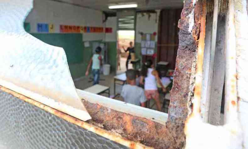 Estrutura em metal est deteriorada e coloca estudantes em risco(foto: Leonardo Costa/Tribuna de Minas)