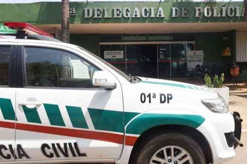 Viatura da Polcia Civil do DF parada em frente ao Hospital Materno Infantil de Braslia (HMIB).