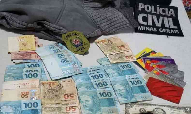 Polcia apreende dinheiro e cartes durante a operao(foto: Divulgao/Polcia Civil)