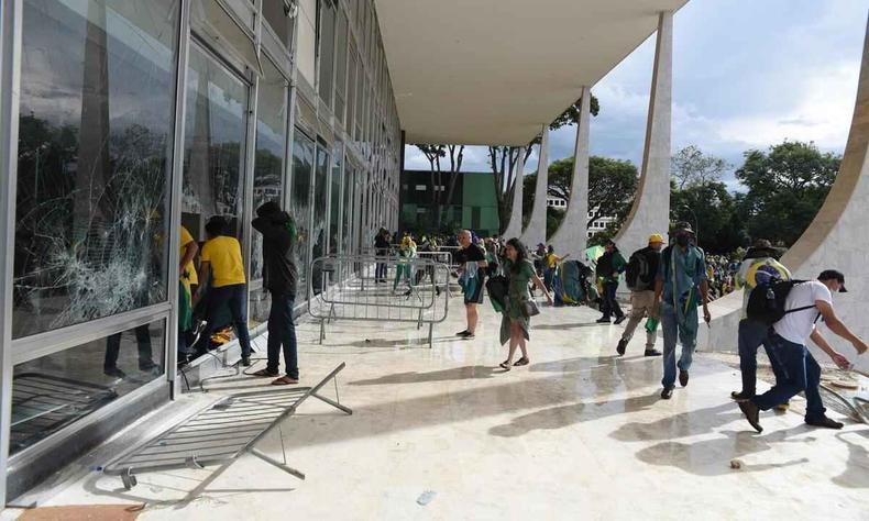 Terroristas vandalizam prdio pblico em Braslia