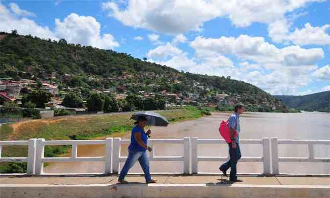 Moradores de Resplendor atravessam ponte no Rio Doce: gua rejeitada(foto: Alexandre Guzanshe/EM/D.A.Press)