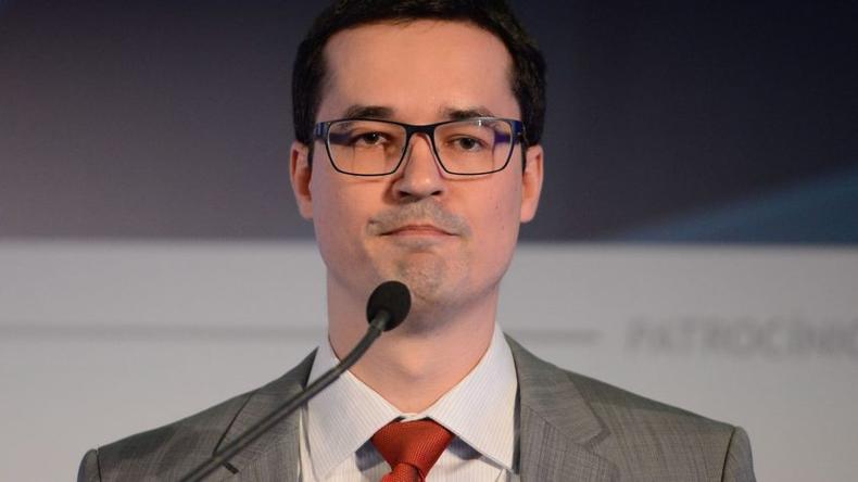  Deltan Dallagnol fala ao microfone 