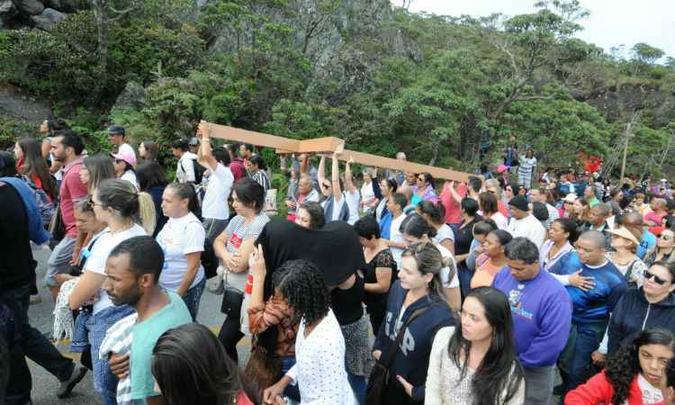 Muitos dos peregrinos carregaram uma cruz enquanto passavam pelas 14 estações do martírio de Cristo(foto: Marcos Vieira/EM/D.A Press) Muitos dos peregrinos carregaram uma cruz enquanto passavam pelas 14 estações do martírio de Cristo(foto: Marcos Vieira/EM/D.A Press)