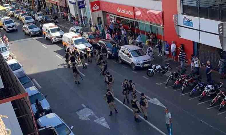 Comerciantes ambulantes entraram em conflito com a Polcia Militar no Centro de Uberlndia aps terem a mercadoria apreendida(foto: Reproduo/WhatsApp)