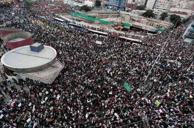 Protesto desta segunda-feira reuniu cerca de 50 mil pessoas em So Paulo, segundo a PM(foto: Miguel Schincariol / AFP)