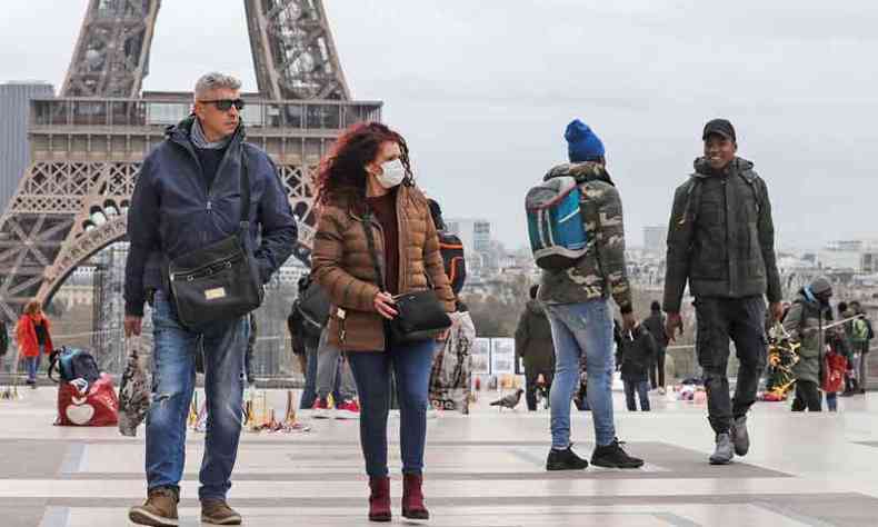 Em frente  Torre Eiffel, mscara virou rotina, enquanto Emmanuel Macron diz que a pandemia est apenas comeando e ter uma segunda fase (foto: Fotos: Ludovic Marin/AFP)