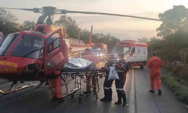 Com helicptero, equipes de resgate trabalham no socorro s vtimas do acidente 